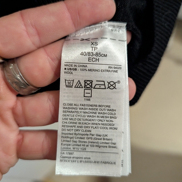 206 NWT Banana Republic 100% Merino Wool Black Button-Up Cardigan - Picture 4 of 4